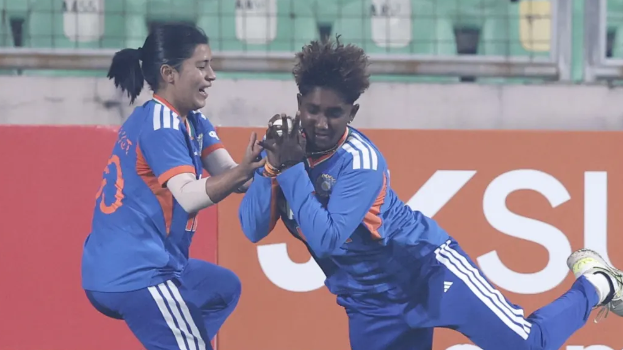  IND W vs SL W : सीमा रेषेवर अफलातून झेल! तीन वेळा हातातून सुटला चेंडू..; अखेर जी. कमलिनीने टिपला झेल; Video Viral