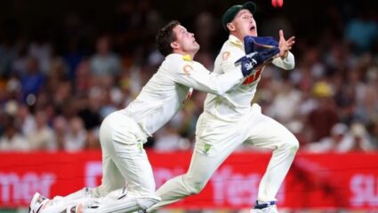 Ashes series 2025 : अबब! मोठा अपघात टळला! कॅच घेताना दोन खेळाडूंची टक्कर; पहा VIDEO