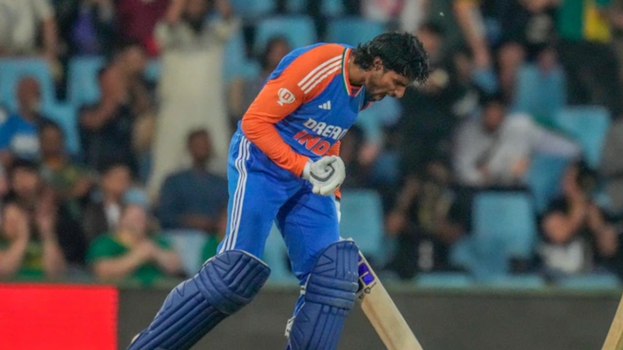 IND vs SA T20I series : कटकमध्ये तिलक वर्माचा सुपरमॅन शो! चेंडू टोलवला थेट स्टेडियमबाहेर… ; पहा VIDEO