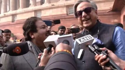 IND vs SA 4th t20I : ‘सामने केरळमध्ये नाहीत…’ संसद परिसरात राजीव शुक्ला यांनी घेतली शशी थरूर यांची फिरकी; पहा Video