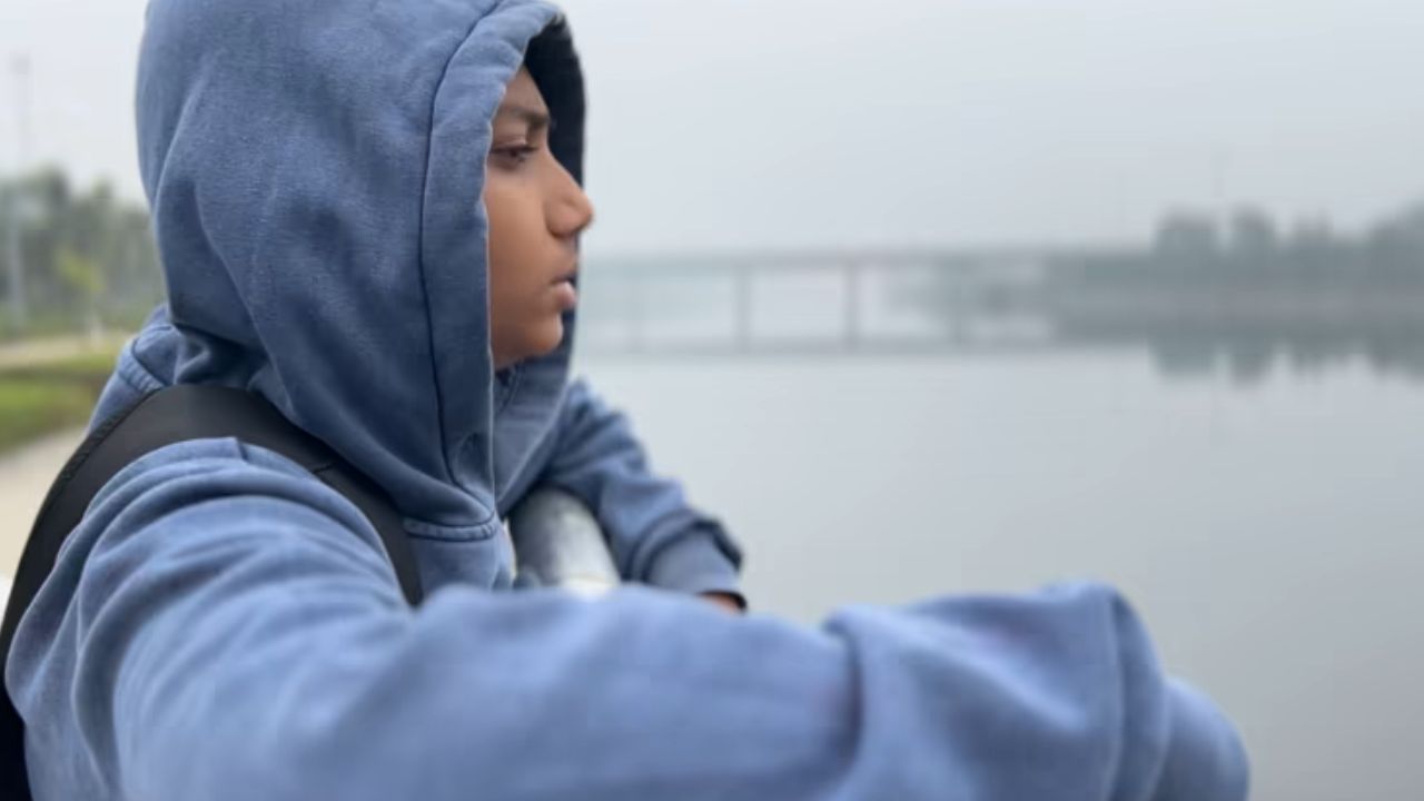 हिवाळ्याच्या थंडीत ‘माये’चा उबदार हात: पुण्यात २ हजार विद्यार्थ्यांना हुडीज-जॅकेट्स वाटप