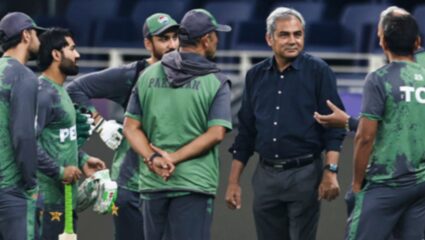 पाकिस्तान क्रिकेटमध्ये भूकंप! PCB ने कसोटी संघाचे मुख्य प्रशिक्षक अझहर महमूद यांना दिला नारळ