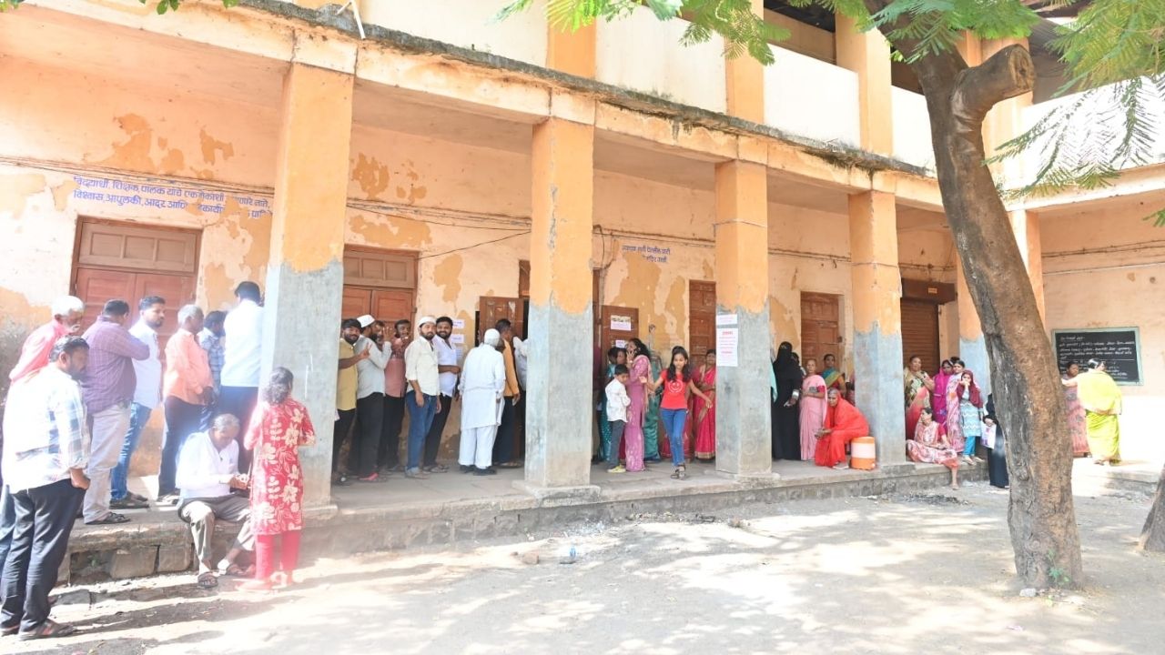 वडगावात नगरपंचायत निवडणुकीसाठी मतदारांची मोठी गर्दी; नागरिकांमध्ये उत्साहाचे वातावरण