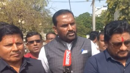 Latur News : TET सक्तीचा निर्णय मागे घ्या ,शिक्षकांचा जिल्हाधिकारी कार्यालयावर मोर्चा