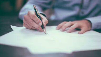 तुम्हीही कर्जाच्या सापळ्यात अडकत आहात? चिन्हे तुम्हाला वेळीच सावध करतील, कसं बाहेर पडायचं जाणून घ्या…