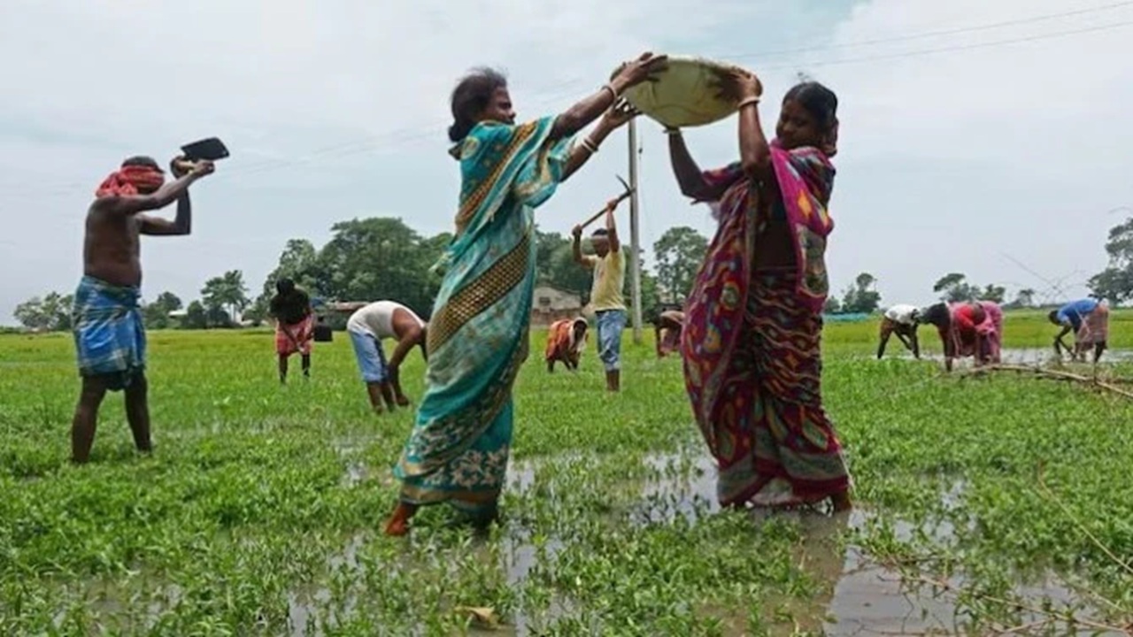 MGNREGA to VB G Ram G Bill 2025 : शेतकऱ्यांचे ‘अच्छे दिन’ ! मनरेगा संपला…; नवीन रोजगार योजनेने पैशांच्या नियमात बदल