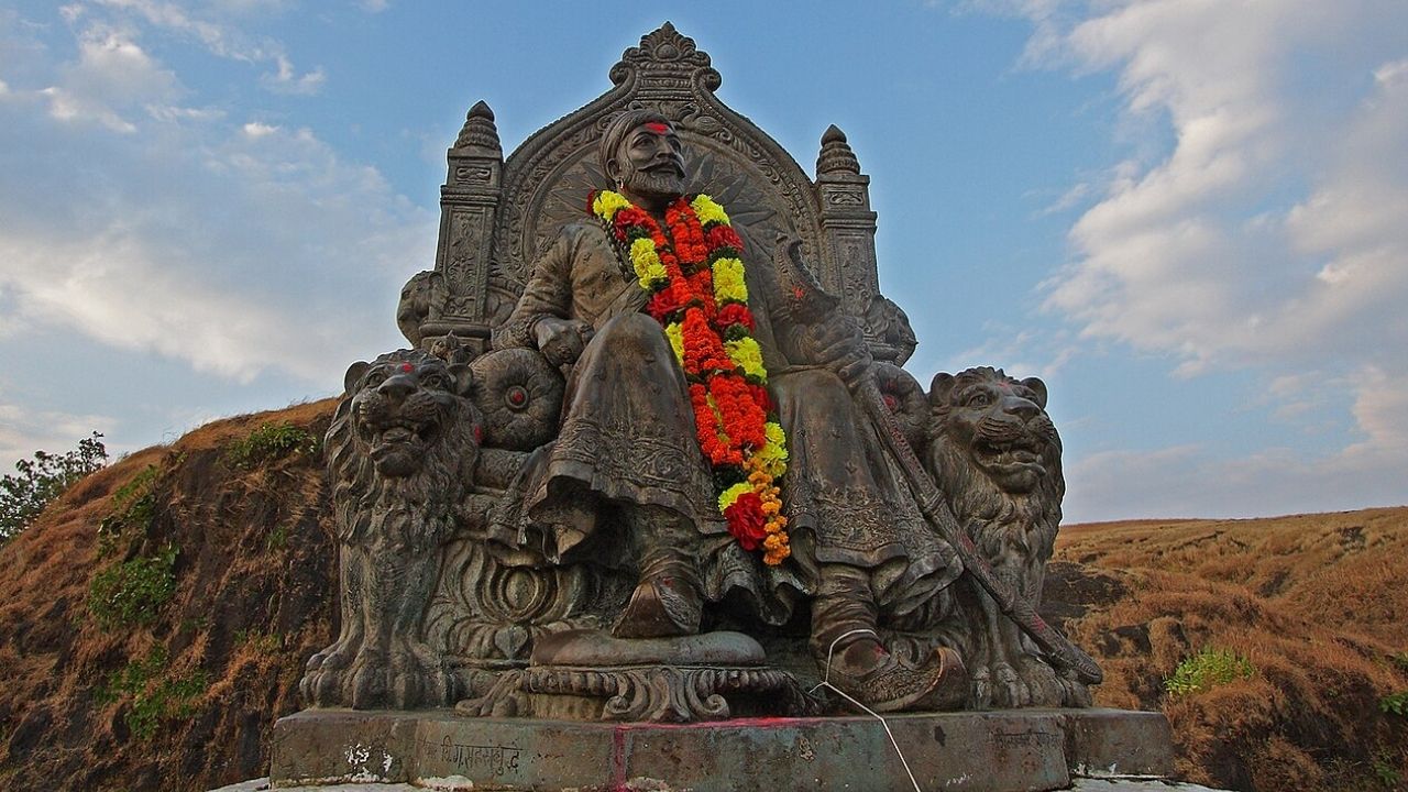 छत्रपती शिवाजी महाराजांचा इतिहास केवळ 68 शब्दांत गुंडाळला; सभागृहात झाला शाब्दिक वाद