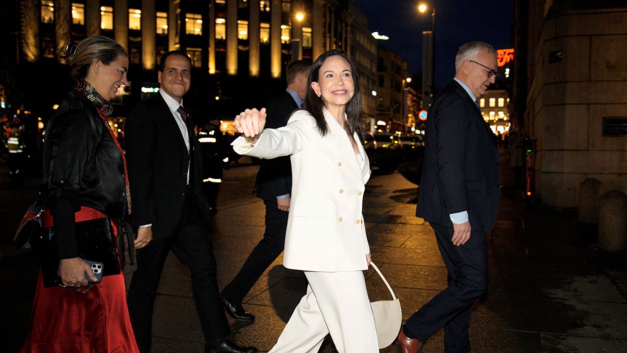 Political Exile: चित्रपटासारखे पलायन! 16 तासांच्या ‘सीक्रेट ऑपरेशन’ने मायदेशी परतली नोबेल पारितोषिक विजेती; कारण हादरवणारे