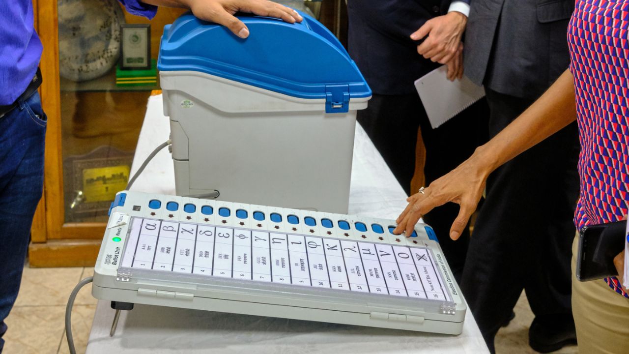 Maharashtra Election 2025:  EVM मशीनवरील राष्ट्रवादीच्या उमेदवारीचे नाव झाकले, निवडणुकीतील गैरकारभार चव्हाट्यावर
