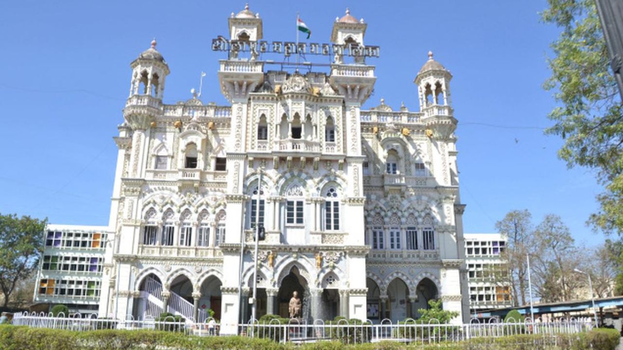 Solapur Municipal Election: प्रशासनाकडून निवडणुकीची जय्यत तयारी: ईव्हीएम वितरण, स्ट्रॉग रूम, मतमोजणी ठिकाणे निश्चित