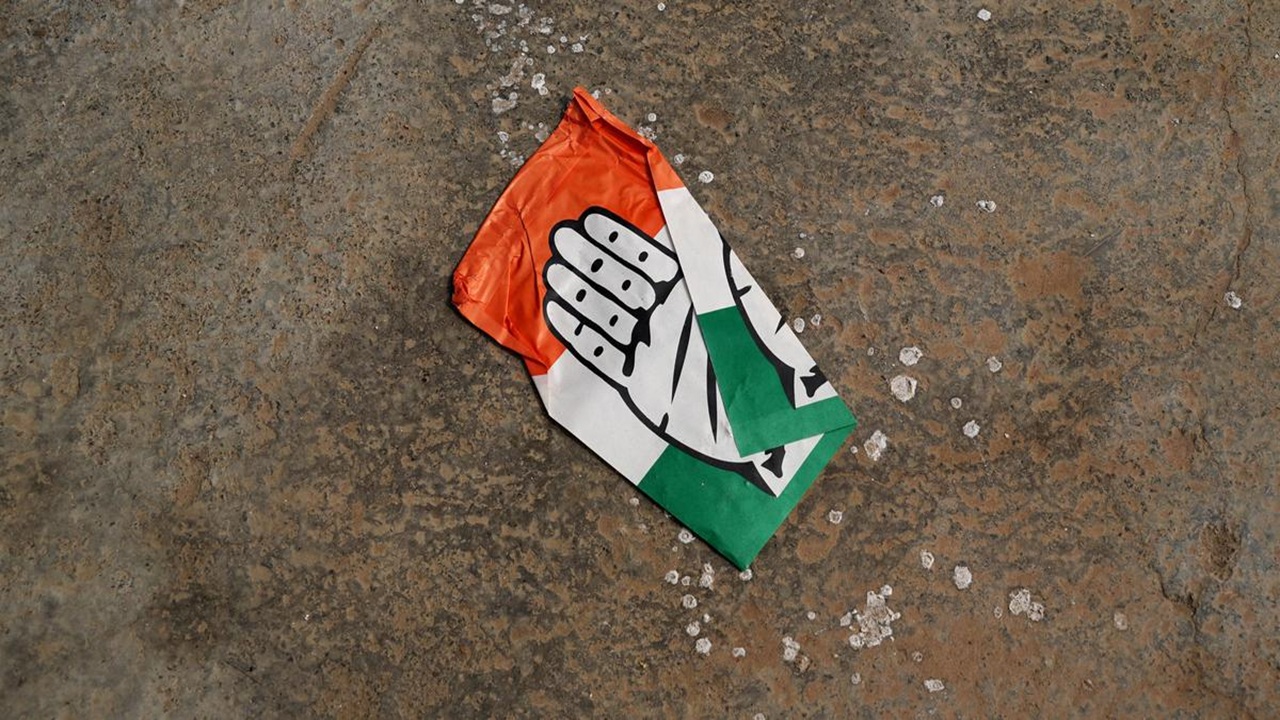 Maharashtra Politics : काँग्रेसला खिंडार! 2 माजी महापौरांसह 12 नगरसेवकांचा राष्ट्रवादीत प्रवेश