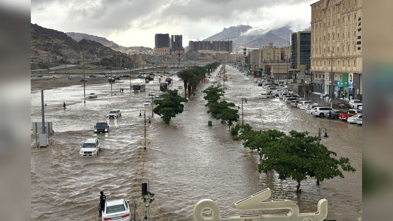 Saudi Arabia Desert Floods: सौदी अरेबियात रेड अलर्ट! वीज खंडित, पूर, वाहतूक विस्कळीत; 2009-2011 च्या पुराची आठवण