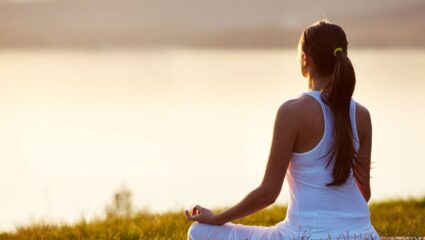 World Meditation Day 2025 : मानसिक तणावापासून दूर करायचाय? दिवसातून किती तास करायला हवं मेडीटेशन ?