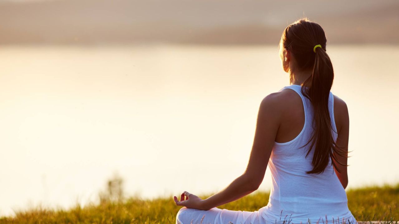 World Meditation Day 2025 : मानसिक तणावापासून दूर करायचाय? दिवसातून किती तास करायला हवं मेडीटेशन ?