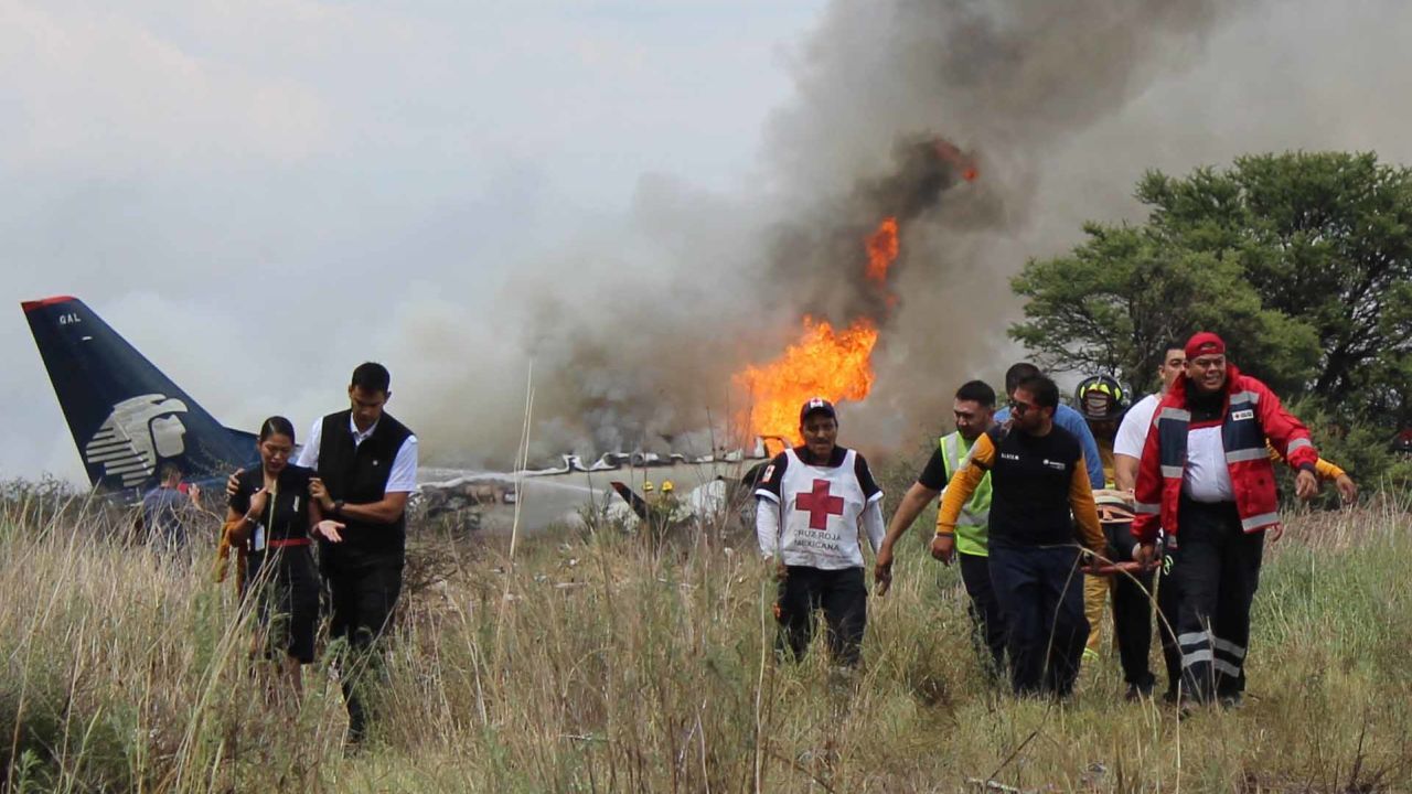 मेक्सिकोत भीषण दुर्घटना! इमरजन्सी लँडिंगदरम्यान इमारतीवर कोसळले विमान ; ७ जणांचा मृत्यू , VIDEO