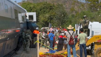 मेक्सिकोत भीषण रेल्वे दुर्घटना! रुळावरुन प्रवासी ट्रेन घसरल्याने १३ जणांचा मृत्यू, भयावह VIDEO