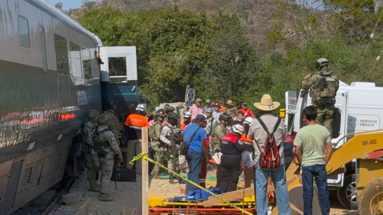 मेक्सिकोत भीषण रेल्वे दुर्घटना! रुळावरुन प्रवासी ट्रेन घसरल्याने १३ जणांचा मृत्यू, भयावह VIDEO