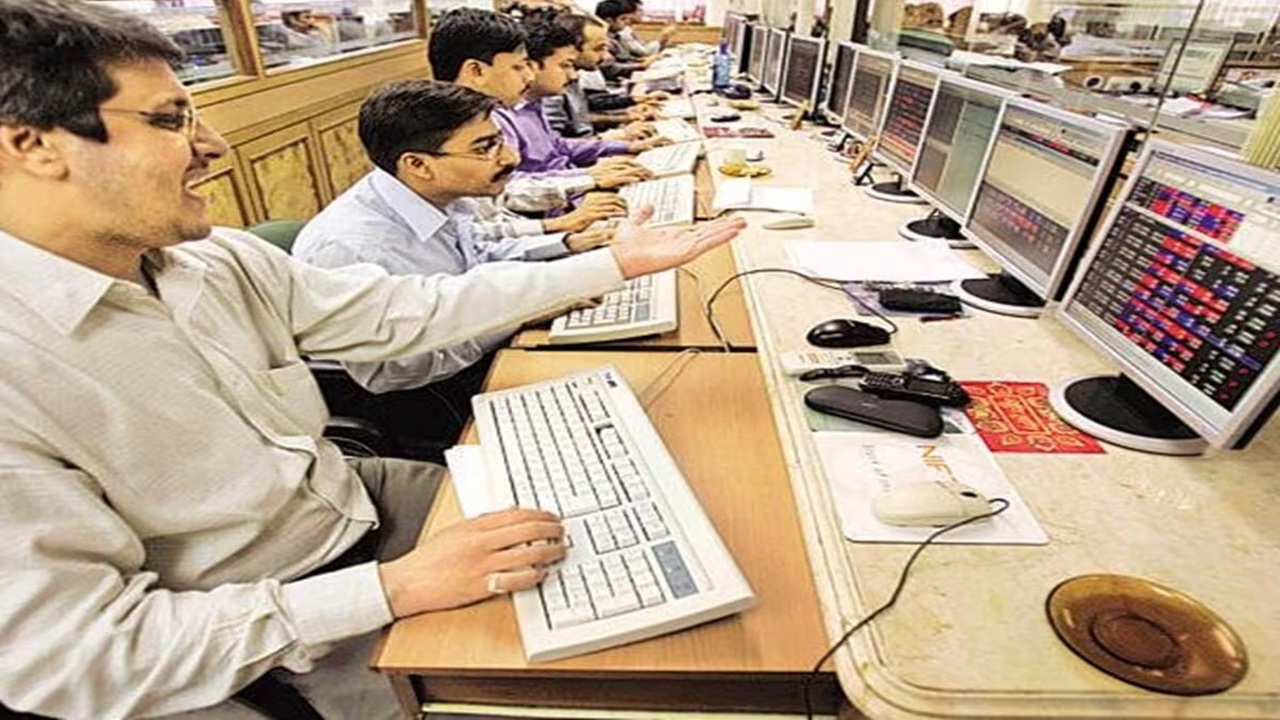 Multibagger Small Cap Stock : हे ५ स्मॉल-कॅप स्टॉक्स २०२५ चे ‘धुरंधर’ ठरले, ज्यांनी ४९० टक्क्यांपर्यंत दिला परतावा