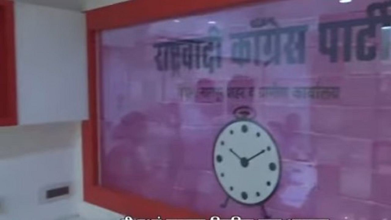 उमेदवारी न मिळाल्याने कार्यकर्त्याचा उद्रेक; राष्ट्रवादीचे कार्यालयच फोडले, बॅनरही फाडला