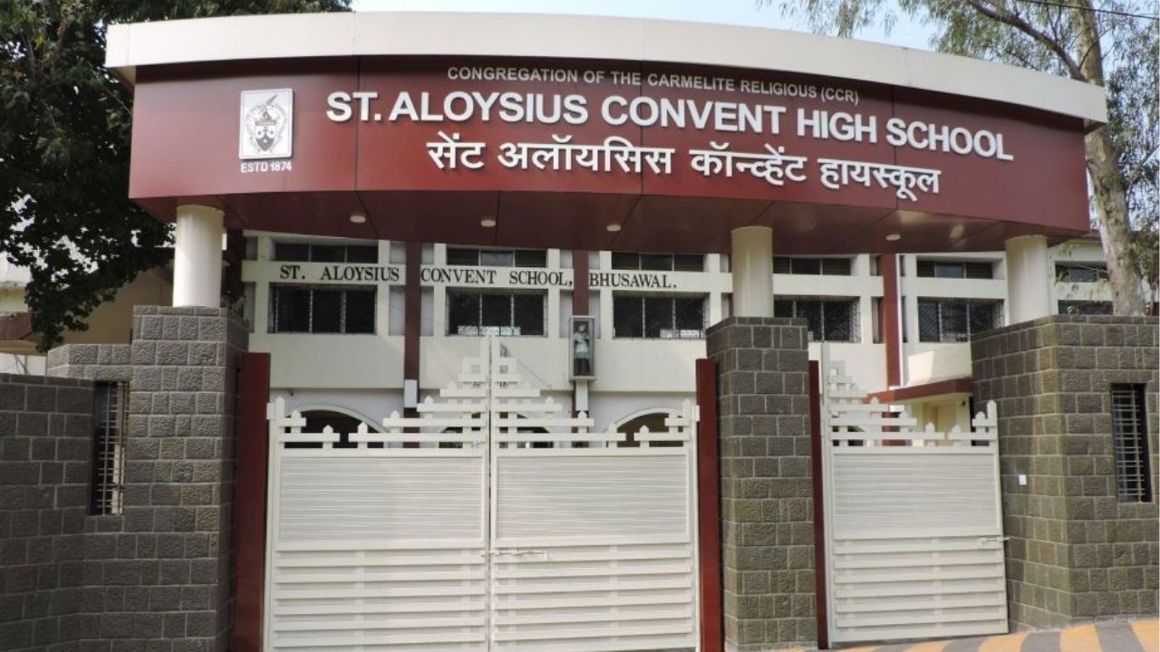 Jalgaon Crime: विद्यार्थिनींना धार्मिक स्थळात स्कार्फ बांधण्यास भाग पाडले; शाळेच्या मुख्याध्यापक आणि आठ शिक्षकांवर गुन्हा दाखल Jalgaon Crime: विद्यार्थिनींना धार्मिक स्थळात स्कार्फ बांधण्यास भाग पाडले; शाळेच्या मुख्याध्यापक आणि आठ शिक्षकांवर गुन्हा दाखल