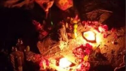 Solapur News: मध्यरात्री स्मशानभूमीत आघोरी कृत्य; जळत्या चितेच्या शेजारी काळ्या बाहुल्या, लिंबू-सुया, फोटो आणि…