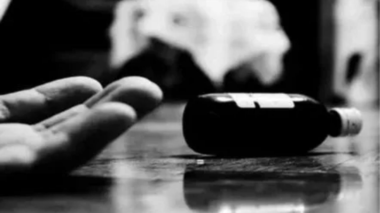 JHANSI CRIME: 25 वर्षीय विवाहितेने विष प्राशन करून जीवन संपवलं, चार वर्षांच्या मुलाचा धक्कादायक खुलासा; पप्पाने आणि आत्याने…