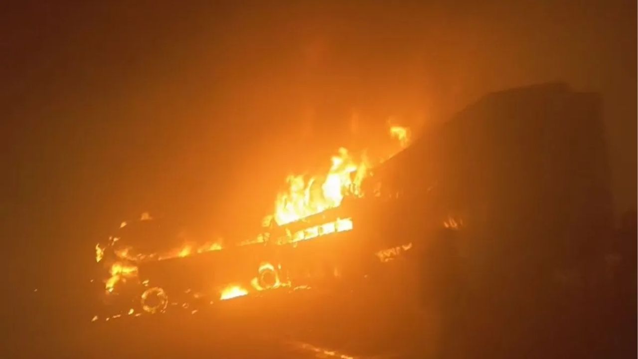 Accident: यमुना एक्स्प्रेस वेवर धुक्यामुळे भीषण साखळी अपघात: वाहनांना आग लागून 13 जणांचा होरपळून मृत्यू,43 जखमी