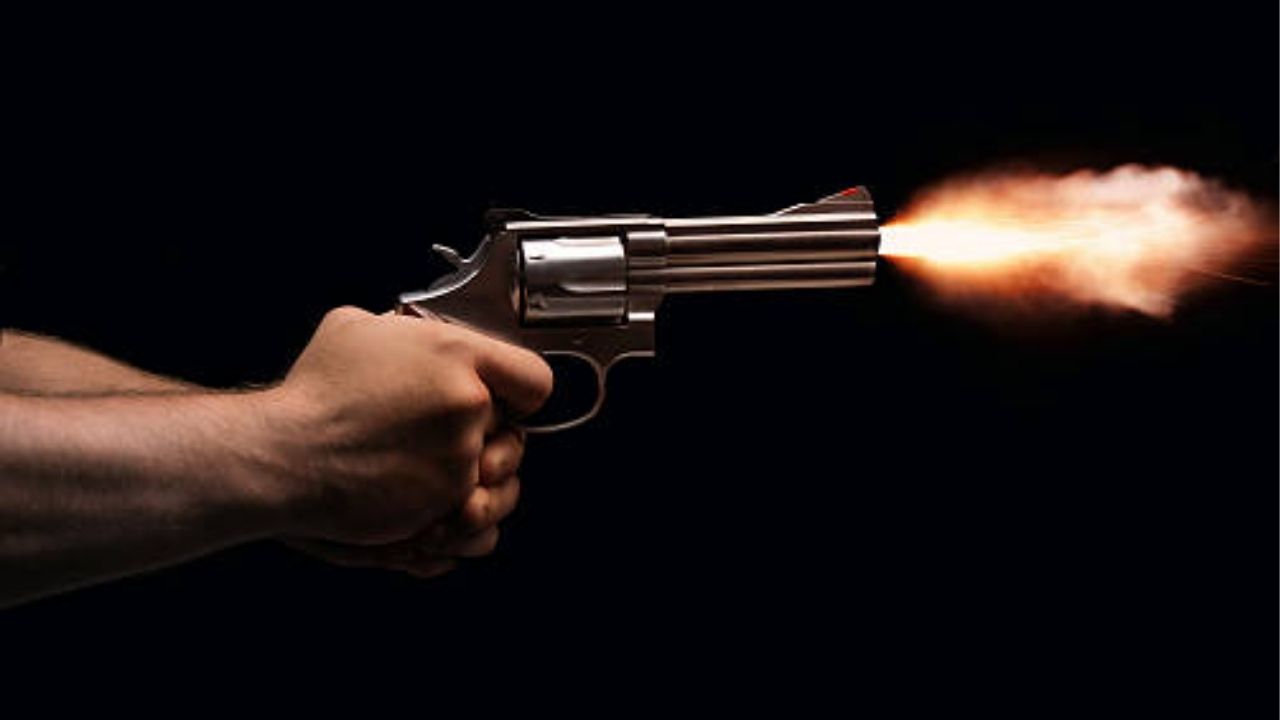 Bengaluru Crime: पत्नीच्या चारित्र्यावर संशय; भररस्त्यात अडकवत गोळ्या झाडून केली हत्या, नंतर थेट पोलीस ठाण्यात केले सरेंडर