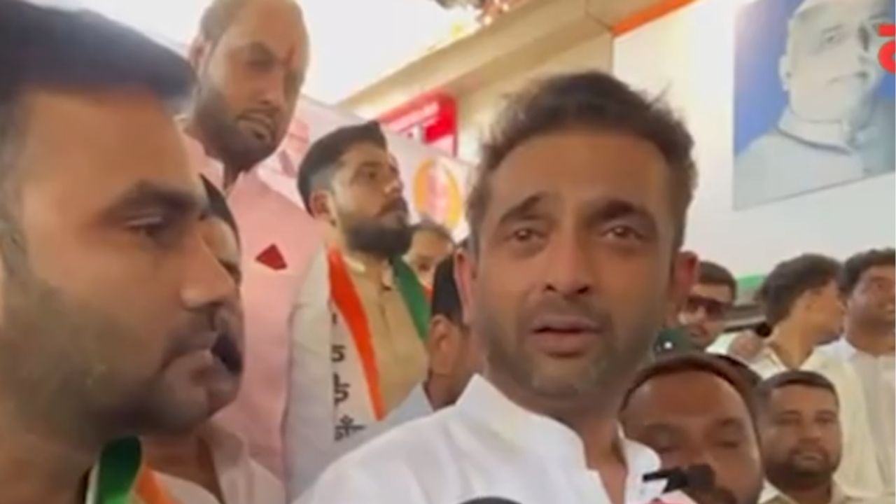 ठाण्यात काँग्रेसला मोठा धक्का; युवक काँग्रेस जिल्हाध्यक्ष गिरींसह शेकडो कार्यकर्त्यांचा NCP त प्रवेश