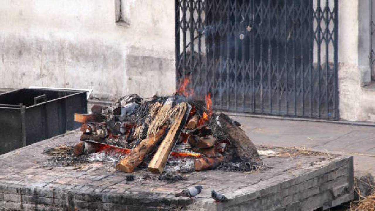 सुखाने मरू तरी द्या! ‘…  थोडं थांबलात तर बरे होईल’; चिपळूणमध्ये अंत्यदर्शनावेळी तूफान हाणामारी