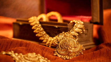 Crime News: धारदार शस्त्राच्या धाकाने दुचाकीस्वार महिलेला लुटले; ३ लाख ७० हजारांचे दागिने लंपास