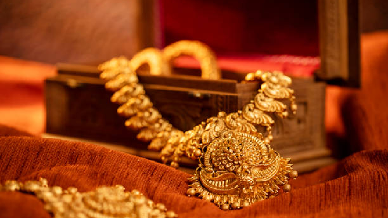 Crime News: धारदार शस्त्राच्या धाकाने दुचाकीस्वार महिलेला लुटले; ३ लाख ७० हजारांचे दागिने लंपास