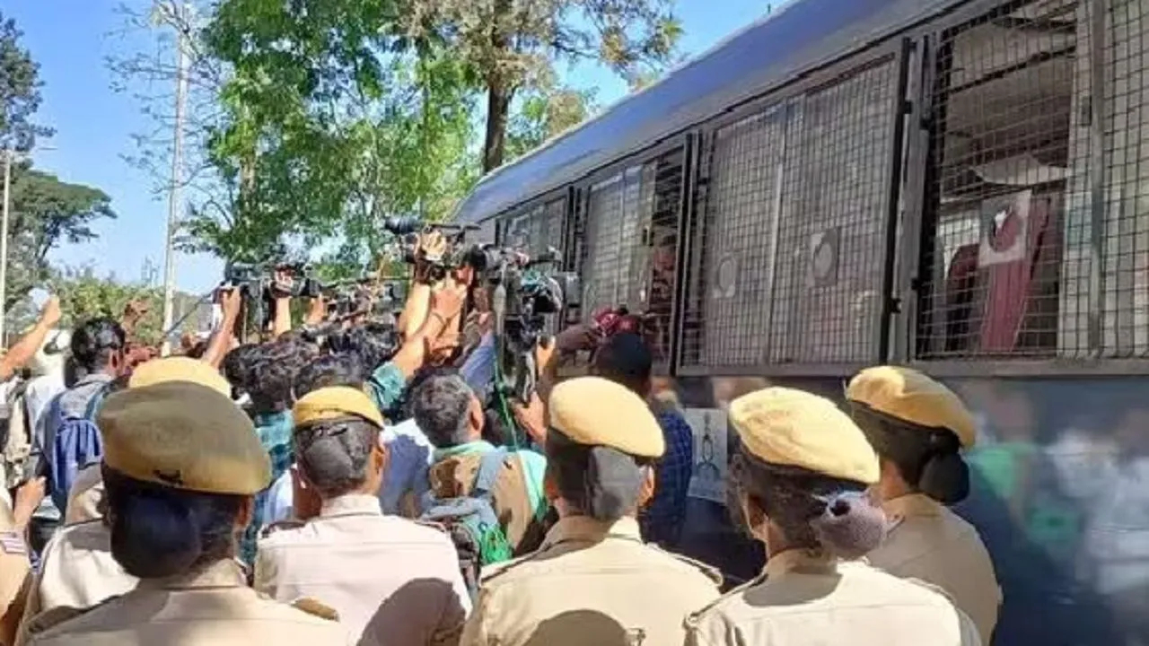 मराठी-कन्नड वाद चिघळणार? कर्नाटकात मराठीची गळचेपी! नेत्यांची धरपकड, ST सेवाही बंद अन्…