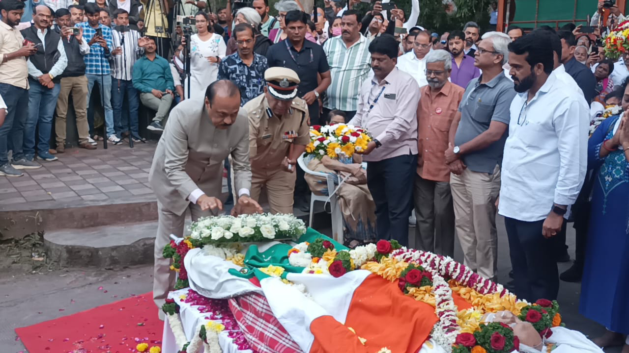 Baba Adhav यांना साश्रू नयनांनी अखेरचा निरोप; विविध क्षेत्रातील मान्यवरांनी वाहिली श्रद्धांजली