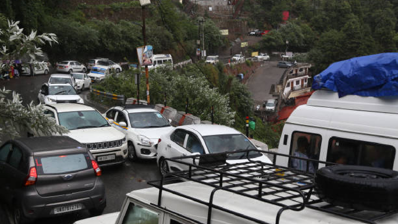 प्रवाशांना मनस्ताप! मुंबई–पुणे द्रुतगती Traffic Jam; बोर घाटात वाहनांचा मोठा खोळंबा अन्…