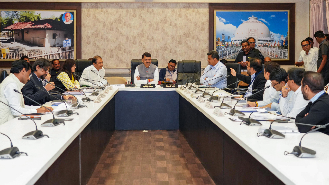 “मालवणी परिसरातील झोपडपट्ट्यांचा…”; मुख्यमंत्री Devendra Fadnavis यांचे प्रशासनाला स्पष्ट निर्देश