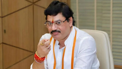 ‘ये पॉलिटिक्स है बाबू भैया’! Manikrao Kokate संकटात अन् मुंडे कमबॅक करणार? थेट मंत्री होऊनच…