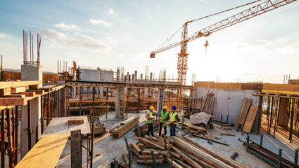 हा कसला व्यावसायिक? बांधकामाचे साहित्य चोरले, CCTV मध्ये घटना कैद; गुन्हा दाखल