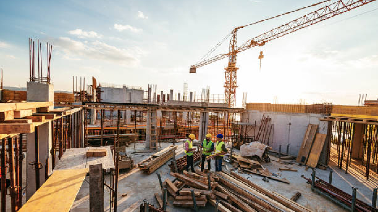 हा कसला व्यावसायिक? बांधकामाचे साहित्य चोरले, CCTV मध्ये घटना कैद; गुन्हा दाखल