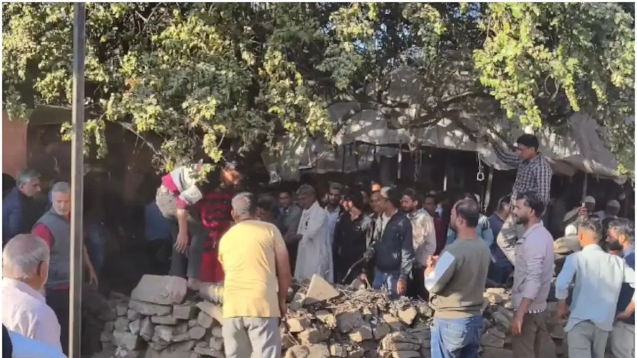 राडा, दगडफेक अन् इंटरनेट बंद! मशिदीबाहेर ‘या’ कारणासाठी जमावाचा हिंसाचार; पोलिसांनी थेट अश्रुधुराच्या…