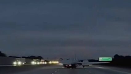 एक अपघात असाही! अमेरिकेत विमानाने इमर्जन्सी लँडिंग केले अन् हायवेवरील कारला…; Video Viral