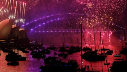 जगभरात काही ठिकाणी मावळला २०२५ चा सूर्य! भारतापूर्वी ‘या’ देशांत नववर्षाचा जल्लोष साजरा