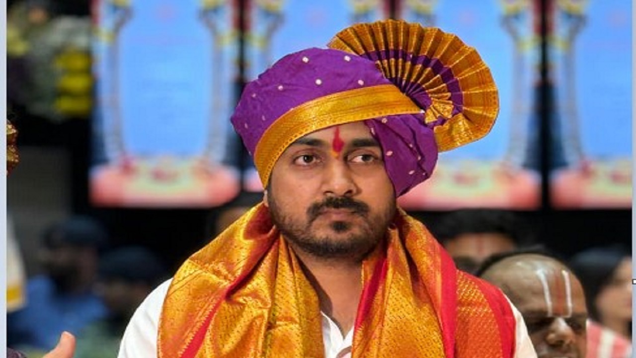 ‘टीम देवेंद्र’मध्ये सुरेंद्र पठारेंची एंट्री; पुण्यात भाजपची ताकद वाढली