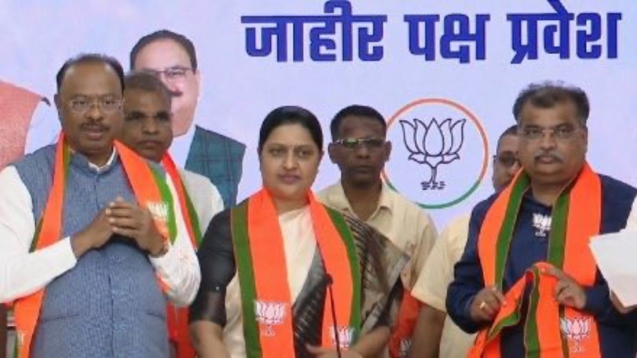 Pradnya Satav joins BJP : काँग्रेसच्या पाठीत खुपसला खंजीर? प्रामाणिकपणाचे प्रतीक असलेल्या राजीव सातवांच्या पत्नीचा भाजप प्रवेश
