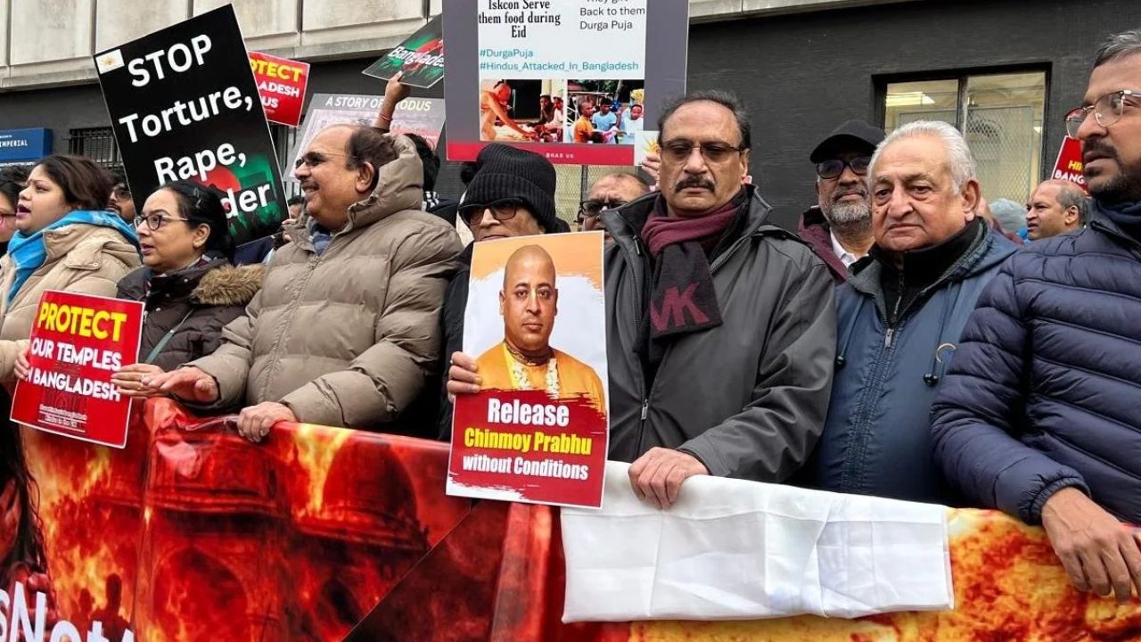 बांगलादेशात हिंदूंवरील अत्याचाराचे पडसाद परदेशात; लंडनमध्ये दिपू दासच्या हत्येविरोधात तीव्र निदर्शने