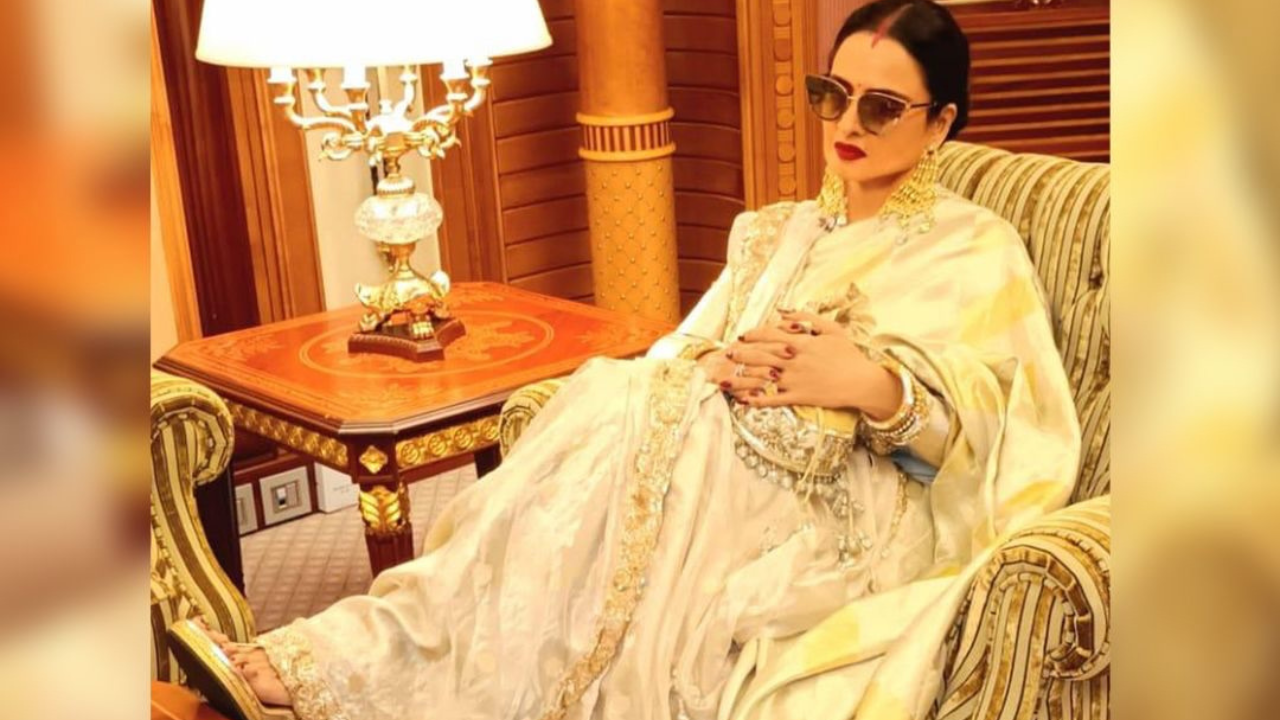 रेखाने सिल्व्हर गोल्ड रंगाची विंटेज साडी नेसली आहे आणि त्यासह तिने हँडव्होवन सिल्व्हर टिश्यू झरीचा चोला उजव्या बाजूला घेतला आहे. तिचा हा लुक पाहून कोणाचीही नजर हटणार नाही 