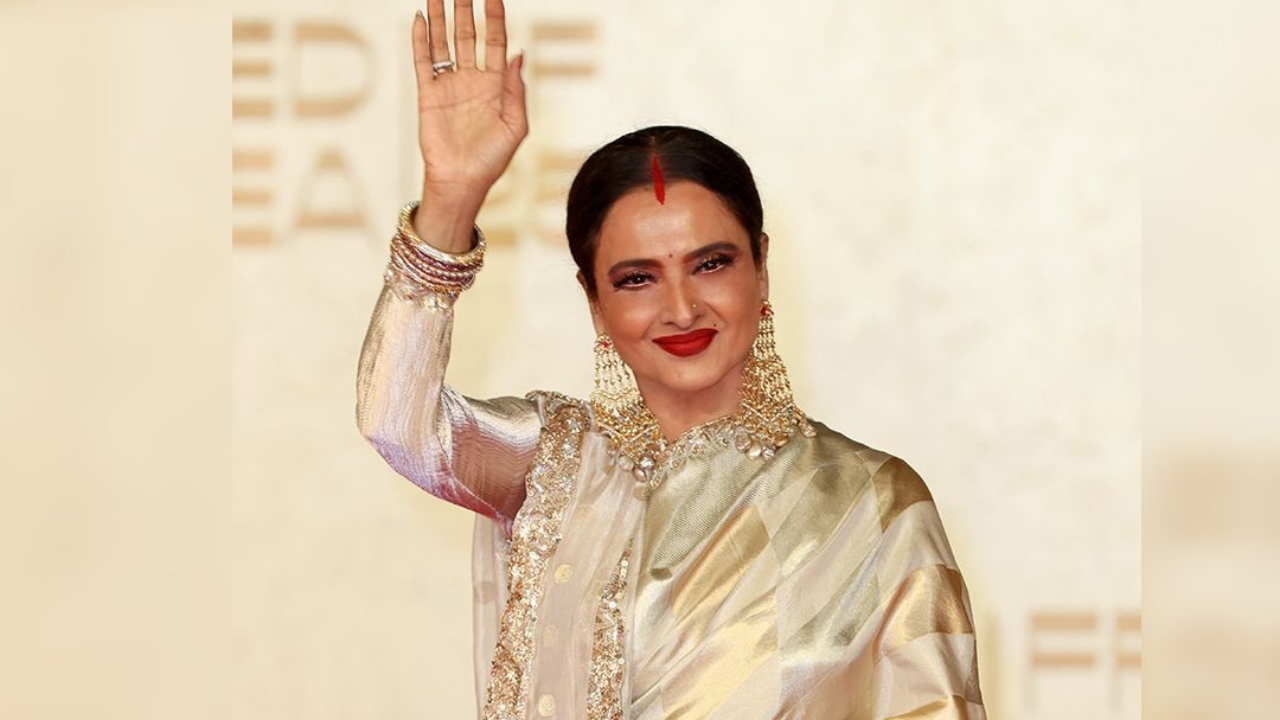 रेखाने यासह गोल्डन सिल्व्हर कॉम्बिनेशन असणाऱ्या बांगड्या आणि मोठे कानातले परिधान केले आहेत, जे तिच्या सौंदर्यात अधिक भर घालत आहेत 