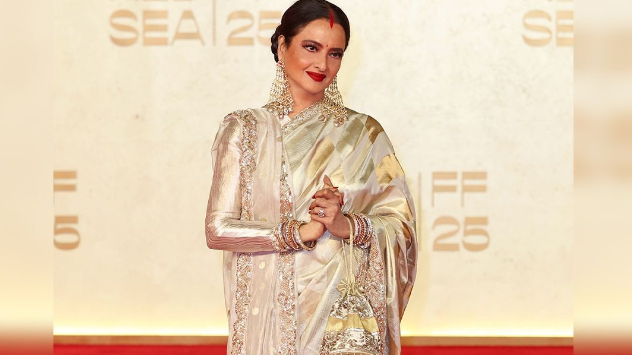 नेहमीप्रमाणे केसांचा अंबाडा रेखाने घातला असून भांग पाडत त्यात लालभडक सिंदूर भरले आहे आणि तिचा हा लुक अधिक क्लासी बनवलाय 