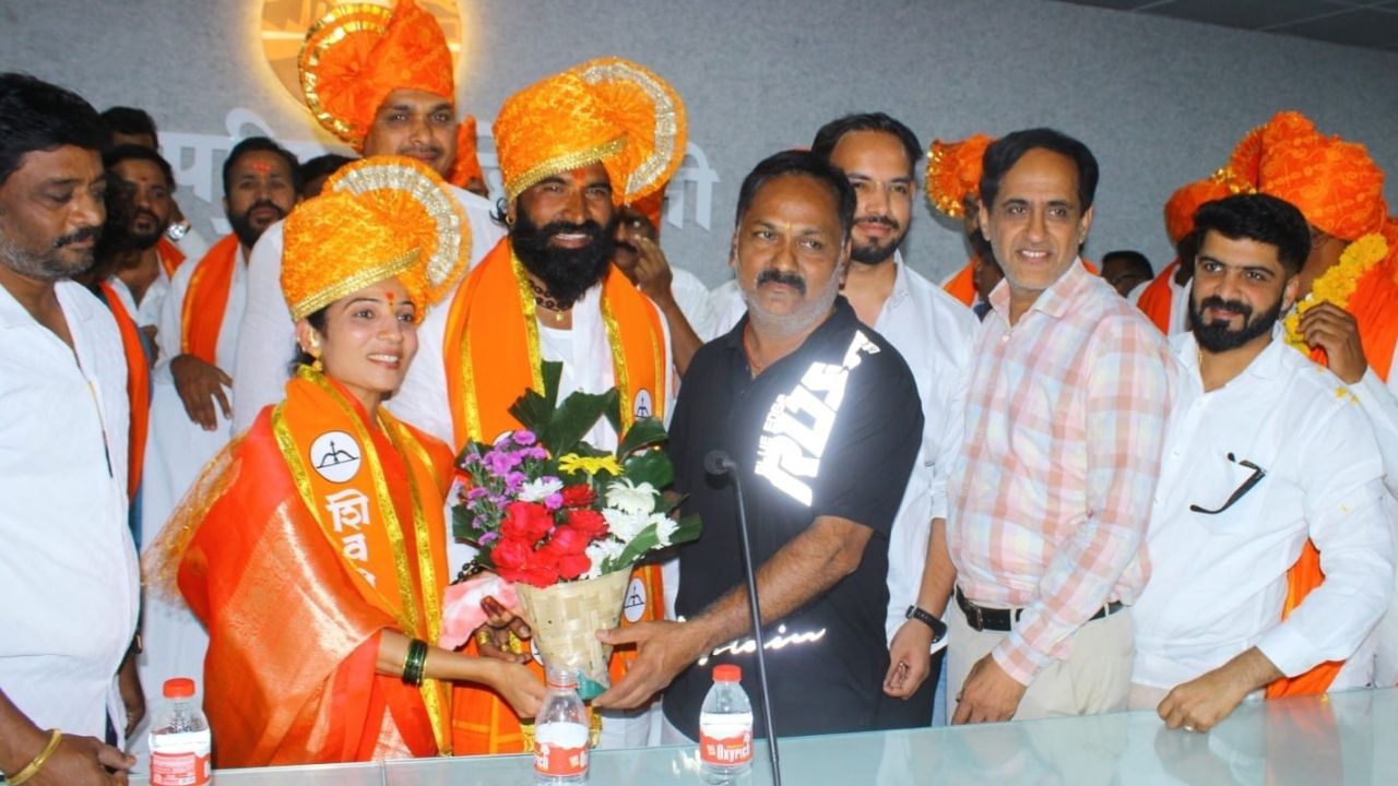 Hingoli Politics : ३० वर्षांनंतर हिंगोली न.प. वर शिवसेनेचा झेंडा; रेखा श्रीराम बांगर यांनी स्वीकारला नगराध्यक्षपदाचा पदभार