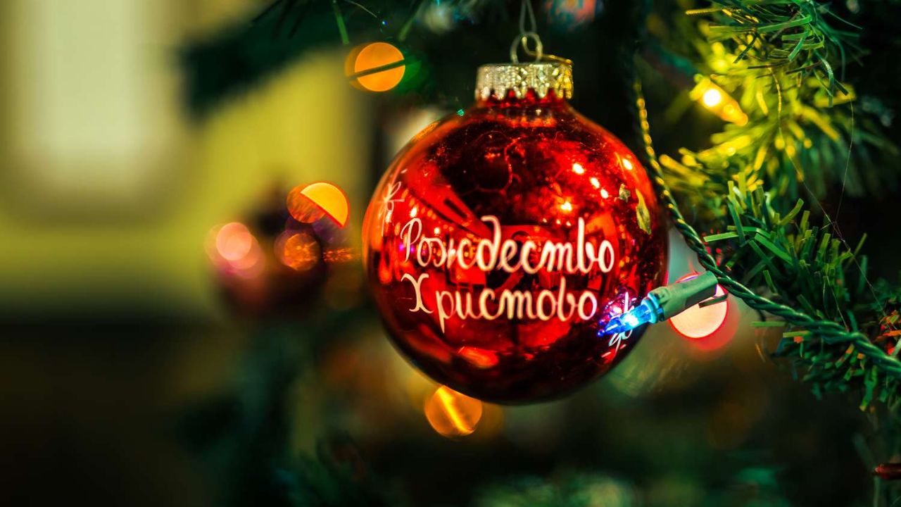 तर रशिया असा देश आहे जिथे २५ डिसेंबरला नाही, तर ७ जानेवारीला ख्रिसमस साजरा केला होता. यामागे एक मोठा इतिहास आहे. तसेच याची कथी देखील तितकीच मनोरंजक आहे